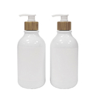 Белая бутылка лосьона Bathroom с бамбуковым насосом для мытья шампуня и тела